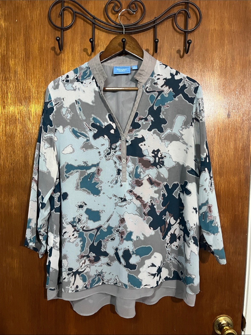 Simply Vera Vera Wang Women’s Abstract Print Blouse Shirt in Blue and Gray